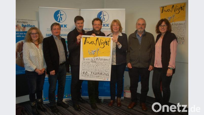 30 Jahre Hilfe für krebskranke Kinder in Ostbayern: Das VKKK-Team um Vorsitzenden Professor Franz-Josef Helmig (Zweiter von rechts) begeht das Jubiläumsjahr unter anderem mit dem Benefizkonzert „Two.Night“. Bild: gib