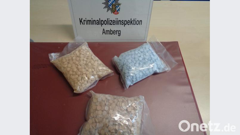 Die Kriminalpolizei stellt diese Tabletten-Tüten sicher. Bild: Kripo Amberg