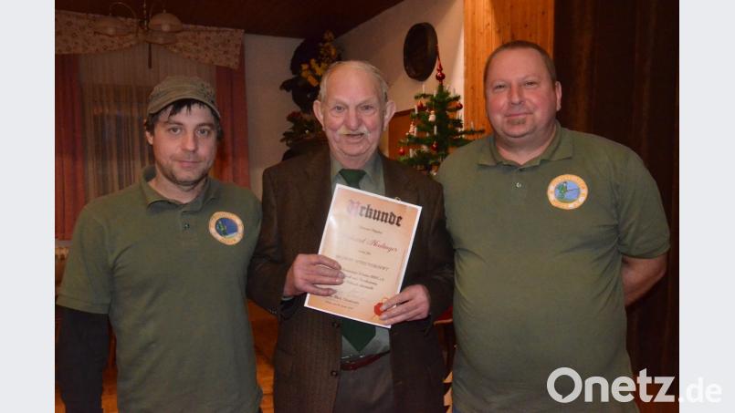 Thomas Albert (rechts) und Patrick Sasse (links) würdigen die Leistungen von Richard Neulinger, der seit 60 Jahren Mitglied des Fischereivereins Weiden ist. Bild: Kunz