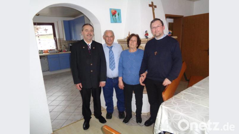 Bürgermeister Peter Dotzler (links) und Pfarrvikar Christian Preitschaft (rechts) gratulieren dem Jubilar Francesco Cordasco, hier zusammen mit seiner Frau Lucia Ciferelli. Bild: dpe
