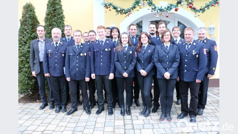 Die Geehrten mit den Verantwortlichen der Feuerwehr des Landkreises und der Gemeinde Edelsfeld. Bild: gru