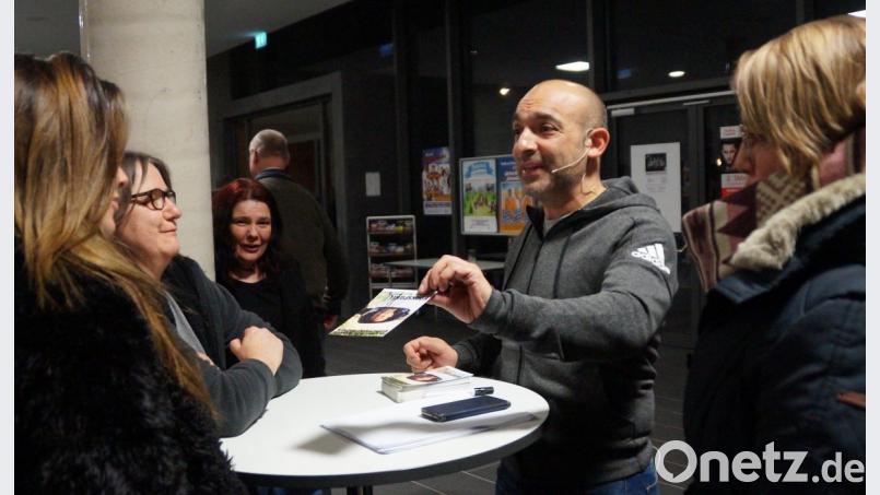 Das Besondere an dem sympathischen Kabarettisten ist seine Publikumsnähe. In der Pause und nach der Vorstellung suchte er das Gespräch und gab gerne Autogramme. Bild: weu