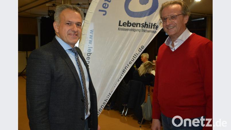 Bürgermeister und Lebenshilfe-Vorsitzender Roland Grillmeier (links) und Lebenshilfe-Geschäftsführer Berthold Kellner geben die Pläne für den Bau eines neuen Kindergartens mit zwei Krippen bekannt. Bild: jr