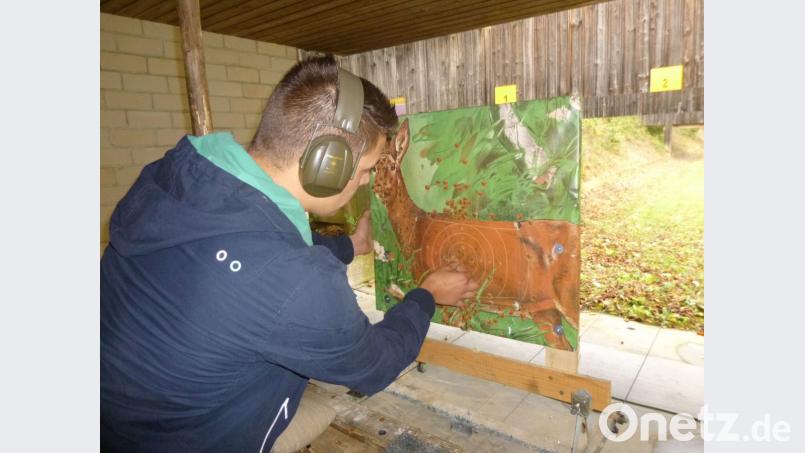Auf einen sicheren Umgang mit der Jagdwaffe wird bei der Jägerausbildung größter Wert gelegt. Die Ausbildung wird in Theorie und Praxis anschaulich gestaltet. Bild: Franz Sedlmeier/exb