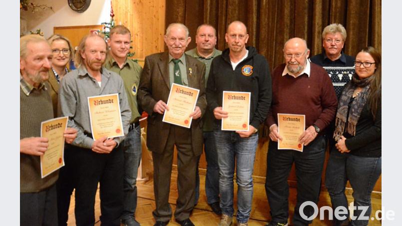 Die langjährigen Mitglieder mit Richard Neulinger (Sechster von rechts.) zeigen ihre Urkunden. Bild: Kunz