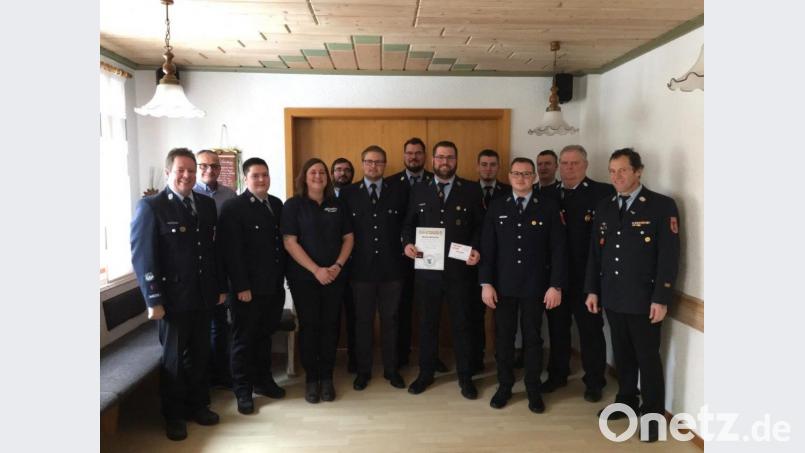 Die Feuerwehr Trevesen zeichnet den zweiten Kommandanten Stefan Schultes (Mitte) zum Löschmeister aus. Neben ihm stehen die Mitglieder des Vorstands, mit Bürgermeister Hubert Kraus (Zweiter von links) und Kreisbrandmeister Peter Prechtl (rechts). Bild: twg