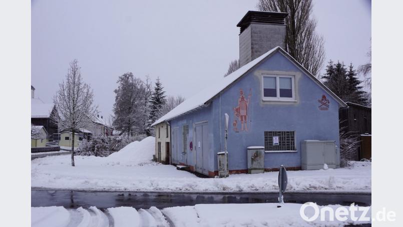 Ein Hingucker soll das alte Feuerwehrgerätehaus mit Schlauchturm werden. Die Tore und Türen an der Vorderfront werden baulich harmonisch aufeinander abgestimmt, die grauen Verteilerkästen würde sollen um die Ecke wandern. Erhalten bleiben die beiden Figuren an der Giebelseite. Der unter Schnee versteckte Bauschutt des abgebrochenen alten Hauses (links neben dem Gebäude) muss vor dem Abtransport noch untersucht werden. Bild: bkr