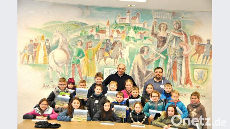 Bürgermeister Max Völkl (Mitte) muss beim Besuch der Klasse 3/4 mit Klassenlehrer Thomas Troidl (rechts) viele Fragen der Buben und Mädchen beantworten. Bild: es
