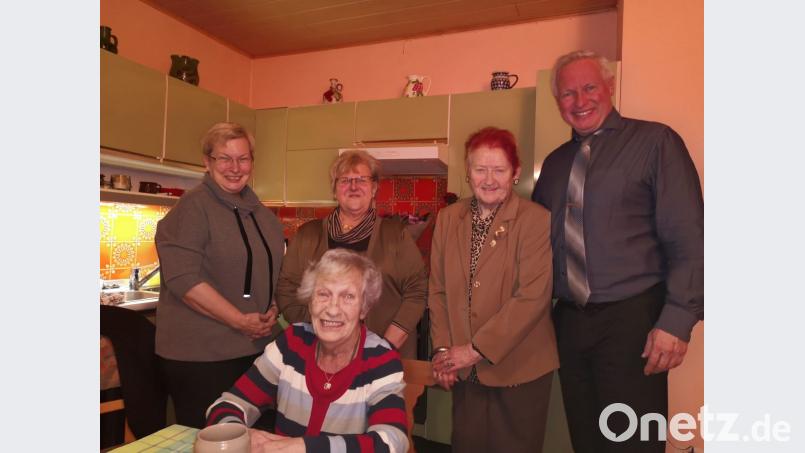 Dora Seitz (sitzend) mit den beiden VdK-Vorstandsdamen Angela Erfurt (dahinter) und Christa Wolf (rechts daneben) sowie den Kindern der Jubilarin, Dorothea Seitz-Dobler (links) und Stefan Seitz (rechts). Bild: td