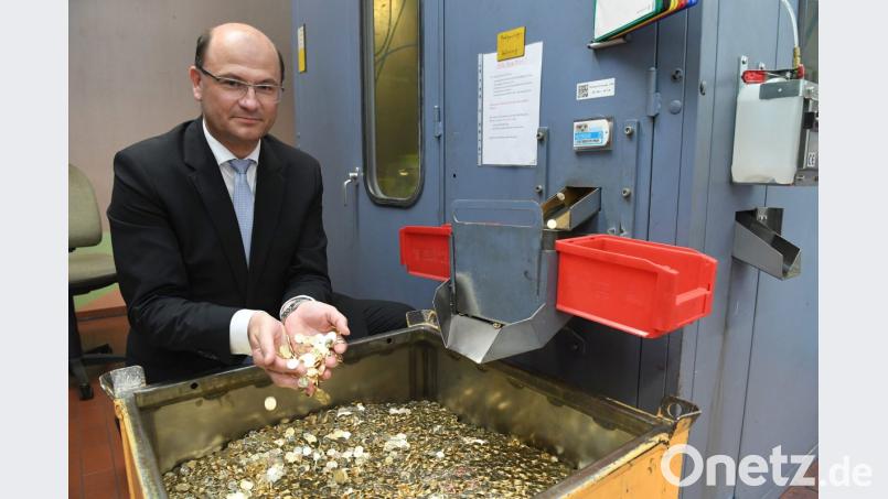 Finanzminister Albert Füracker (CSU) im Bayerischen Hauptmünzamt . Bild:  Felix Hörhager/dpa