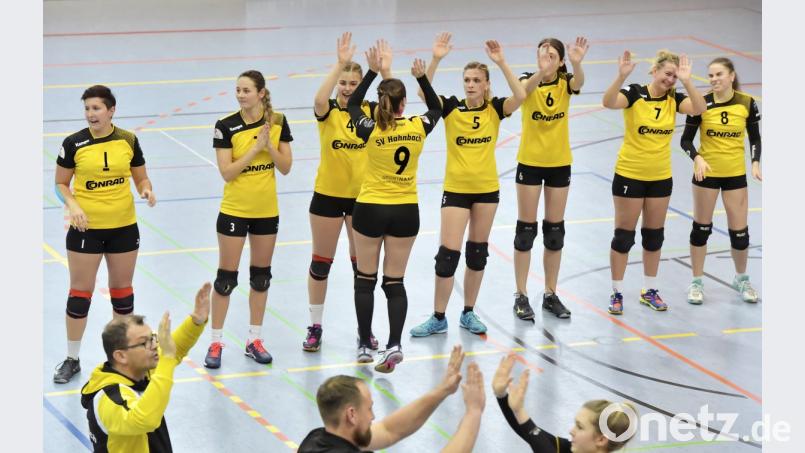 Aufmunterndes Abklatschen bei den Hahnbacher Volleyballerinnen. Auf sie wartet in Sonthofen eine schwere Aufgabe. Bild: Hubert Ziegler