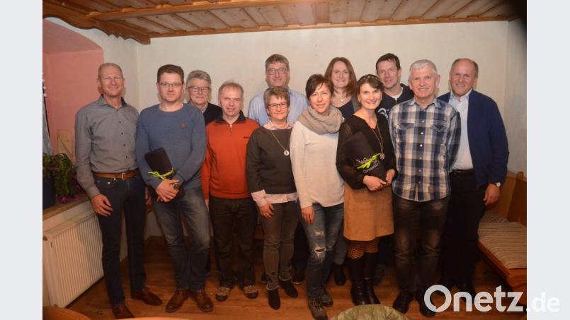 Mit dieser Wahlperiode peilt Alexander Radlbeck (links) 30 Jahre als Concordia-Präsident an. Für 25 Jahre Zugehörigkeit zum VCC ehrt er Andrea Grundler (Vierte von rechts) und Hans Argauer (Zweiter von links). Bild: fz
