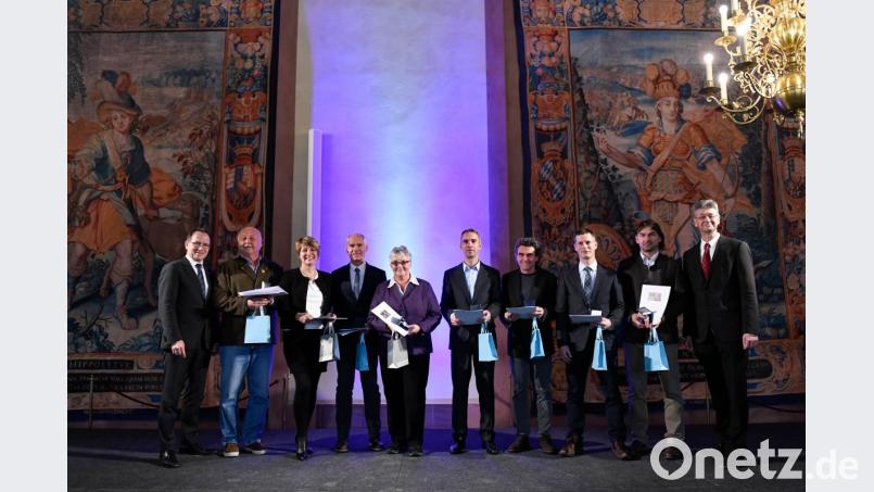 Diese Lehrer aus Bayern bekamen in München die Schulsport-Verdienstmedaille von Kultusminister Michael Piazolo (rechts) und Jörg Ammon, Präsident des Bayerischen Landes-Sportverbands (links), Bild: Andreas Gebert