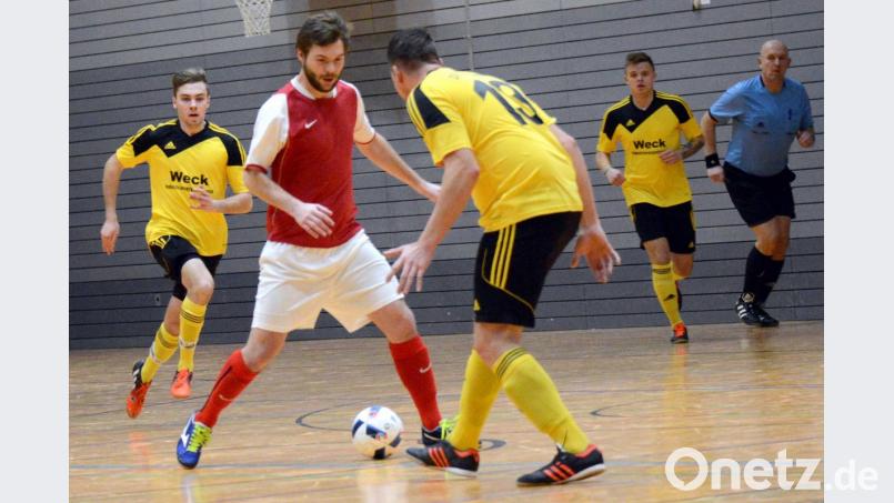 Der Kondrauer Johannes Brunner (rotes Trikot/Szene aus dem Zwischenrundenspiel gegen den SV Steinmühle) will mit seinen Sportfreunden bei der Endrunde in Wunsiedel überraschen. Bild: heh