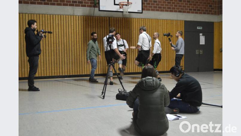 Der Juchzer klappt auf Anhieb, an den Tanzschritten feilt Salim etwas länger. Aber der Spaß am Plattel-Crashkurs mit den Schwarzenbacher Schenkelzinterern als Teil eines OTH-Medienprojekts ist riesig. Bild: myd