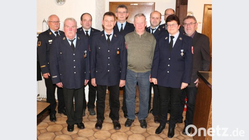 Vorsitzender Reinhold Veigl (Zweiter von links) ehrt in der Jahreshauptversammlung langjährige Mitglieder: (von links) Kreisbrandinspektor Otto Braunreuther, Kommandant Gerhard Veigl, Gerhard Scharl, Karl Wöhrl, Albert Geigenmüller, Michael Stangl, Kreisbrandmeister Alois Schindler, Michaela Veigl und Bürgermeister Josef Etterer. Bild: rpp