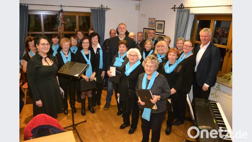 Der neue Heimatring- Vorsitzende Heiner Vierling (Mitte) dankt Chorleiterin Larissa Burgardt (links vorne) und ihren Sängerinnen und Sängern für die großartig interpretierten Lieder. Bild: hcz