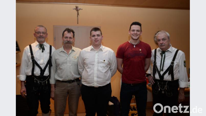Die Schützengesellschaft Edelweiß Hohenkemnath ehrt ihre Vereinsmeister (von links): Schießleiter Hermann Schmidt, Gerhard Herbst, Alfred Herbst, Timo Schuller und Schützenmeister Hans Wenkmann. Bild: brü