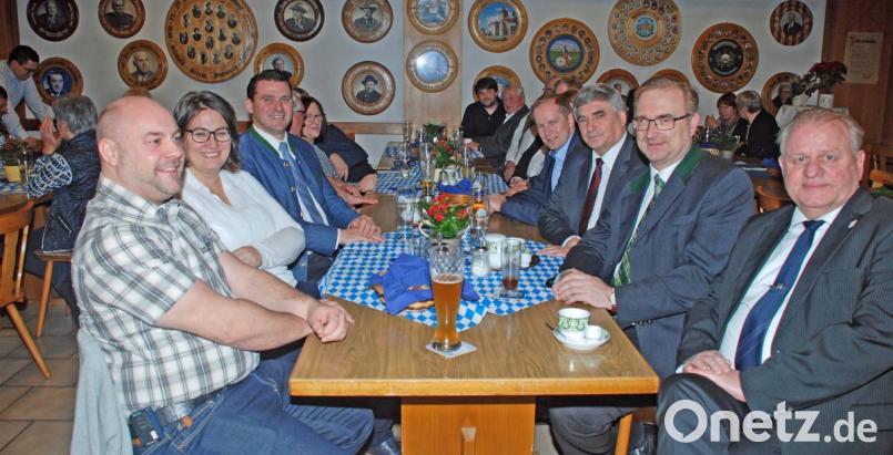 Bei einem kleinen Umtrunk und warmen Wienern gab Ortsvorsitzender Dieter Rosenberg (rechts) einen Rückblick auf 2018. Die politischen Themen auf Bundes-, Landes- und Landkreisebene beleuchteten MdB Karl Holmeier (Dritter von rechts), MdL Alexander Flierl (Zweiter von rechts) und Landrat Thomas Ebeling (Dritter von links). Bild: wee