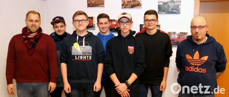 Gratulation an die Spitze der Jugendwehr. Von links: Jugendwart Florian Witzl, Stellvertreter Felix Witzl, Jugendsprecher Markus Ettl, Stellvertreter Lukas Kreiner, Kassenprüfer Lorenz Kraus und Fabian Kraus sowie zweiter Kommandant Harald Träger Bild: mef