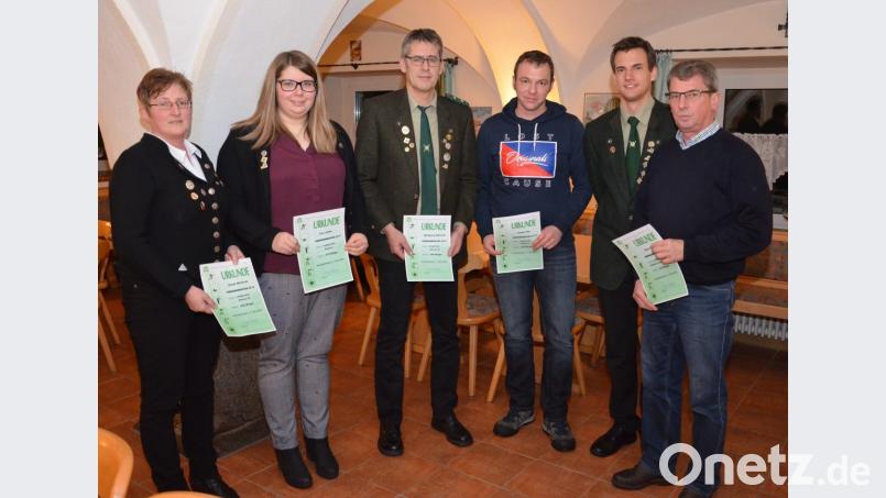 Urkunden und Anstecknadeln gibt es für die neuen Vereinsmeister des Schützenvereins Groschlattengrün. Im Bild (von links) Birgit Wohlrab, Lisa Völkl, Wolfgang Wohlrab, Jürgen Ott, Stefan Heindl und Lothar Neumann. Bild: exb