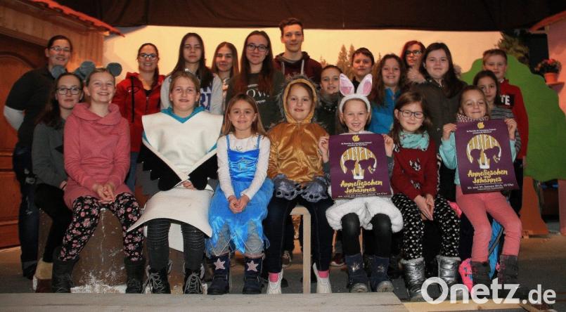 „Annelieschen und Johannes“ feiert am 20. Januar Premiere. Einstudiert wurde das Kinderstück, das im Jugenheim zu sehen sein wird, von Marina Beer (links). Die jungen Akteure freuen sich schon auf den Auftritt. Bild: wro