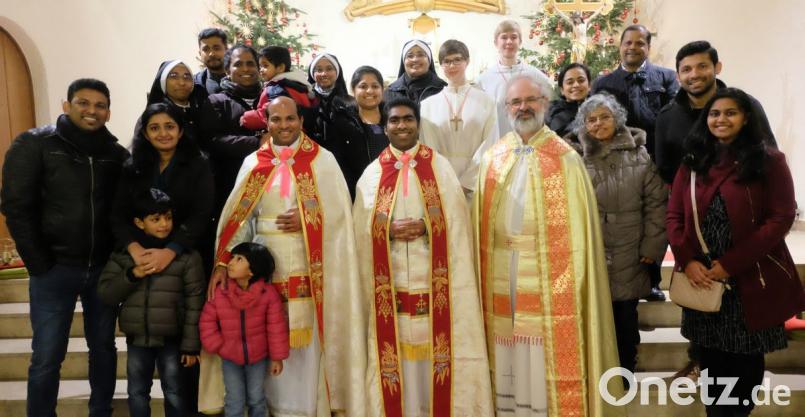 Pfarrvikar Joseph Kokkoth (Mitte) feierte in Konzelebration mit seinem indischen Mitbruder Antony (links daneben) und Pfarrer Heinrich Rosner (rechts) sein zehnjähriges Priesterjubiläum im syromalabarischen Ritus in der Heimatsprache Malayalam in der St.- Barbara-Kirche Stulln. Indische Schwestern sowie Freunde und Bekannte wohnten dem Gottesdienst bei. Bild: ohr
