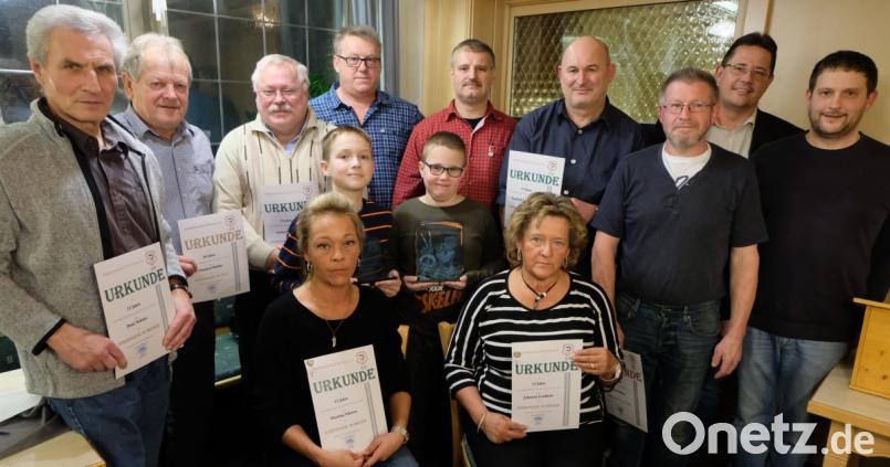Die langjährigen Mitglieder des Fischereivereins erhalten in der Jahreshauptversammlung Urkunden. Bild: le