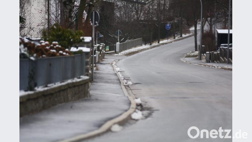 So sieht es in vielen Orten in der Oberpfalz derzeit aus: Schneerestchen hängen in den Straßen und Gärten. Bild: Gabi Schönberger