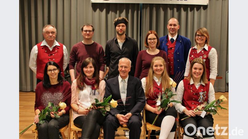 Der Musikverein Vilseck verabschiedet einige Ausbilder (sitzend, von links): Stefanie Gradl, Anja Mayer, Hans Wolf, Kerstin Prechtl und Julia Schertl; hintere Reihe (von links): Dirigent Hermann Hänsch, die Ausbilder Roman Chwalinski und Benjamin Jung, stellvertretende Vorsitzende Marina Pröls, Vorsitzender Christian Winklmann und stellvertretende Vorsitzende Katrin Pirner. Bild: kari