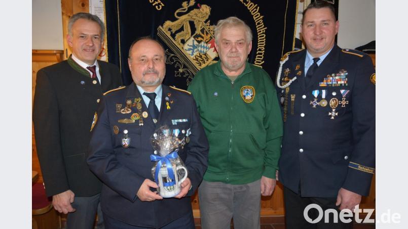 Erich Fischer (Zweiter von links) und Josef Rödl (Zweiter von rechts) standen fast 25 Jahre lang an der Spitze der Krieger-, Soldaten- und Reservistenkameradschaft Mitterteich. Bürgermeister Roland Grillmeier (links) und der neue stellvertretende Vorsitzende Stefan Badstieber dankten für den Einsatz. Bild: jr