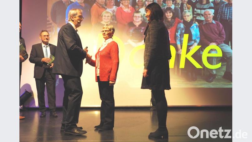 Die Bürgermeister dankte Anna Rautenberg und Marion Graml (von links) von der Nachbarschaftshilfe Ursensollen, die seit fünf Jahren besteht. Bild: ua