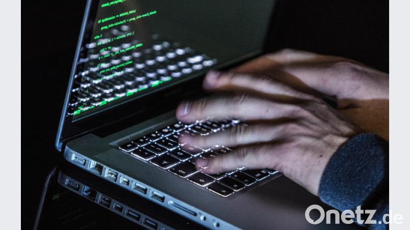 Auf dem Monitor eines Laptops ist ein Hacker-Programm geöffnet. Bild: Silas Stein/dpa