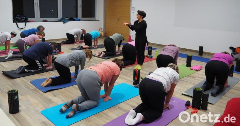 Auftakt Faszien- und Rückentraining mit Kursleiterin Astrid Schmitt. Bild: Bühner