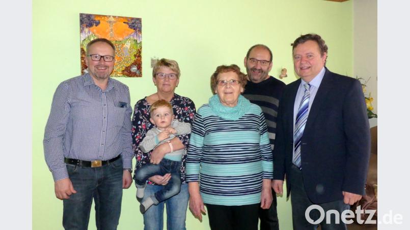 Maria Fütterer freut sich über zahlreiche Glückwünsche. Bild: ils