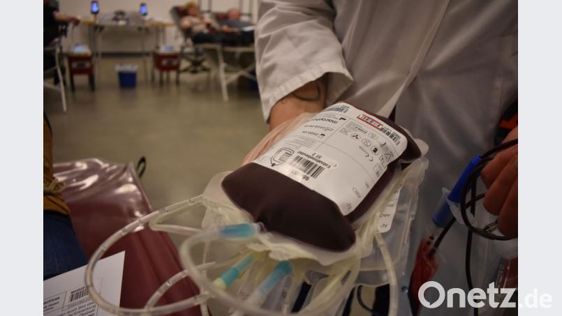 Nach der Spende kommt das Blut in ein Labor. Dort wird der rote Lebenssaft in seine drei Bestandteile aufgeteilt, in rote und weiße Blutkörperchen sowie Blutplasma. Bild: lue