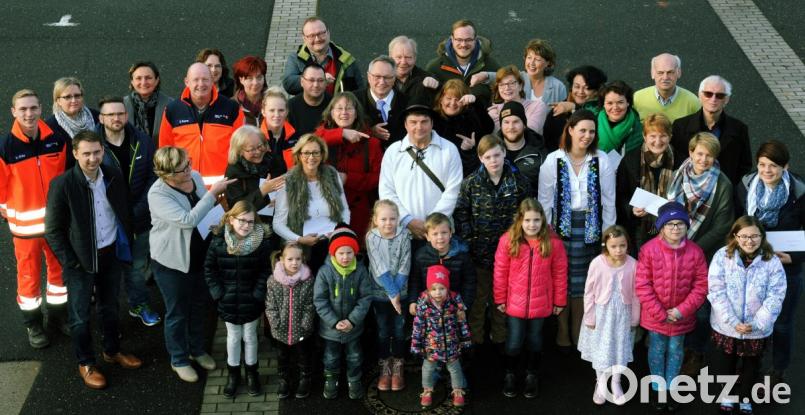 Unverkennbar Herz, Hirn und Motor der Sorghofer Waldweihnacht ist Sam Kraus (Mitte), der sich für die Übergabe der Spendenkuverts extra sein fast blütenweißes Hirteng`wand angezogen hat. Bild: gf
