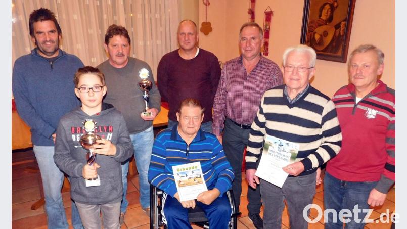 Der Immenreuther Gerhard Brunner (stehend, Dritter von rechts) ist der RV-Meister 2018. Das Bild zeigt ihn mit dem Pokalsieger, Jungflugmeister sowie Medaillen- und Ehrenpreisgewinner. Bild: hai