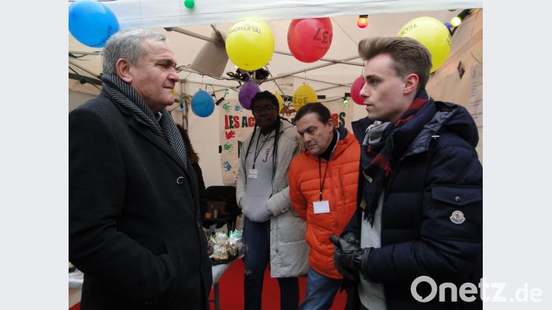 Philipp Franz (rechts) aus Weiden arbeitet ein Jahr in der Partnerstadt Issy-les-Moulineaux. Hier berichtet er Oberbürgermeister Kurt Seggewiß von den Gelbwesten. Bild: esa