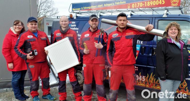 Sie packen zu bis alles funktioniert. Kathrin und Johannes Kummer, ihre Monteure und die nette Dame für Aufträge und Rechnungen aus dem Büro (von links). Bild: jml