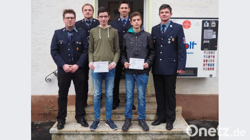 Auch die Feuerwehren haben mit Nachwuchsproblemen zu kämpfen. Umso erfreuter sind (von links) Jugendwart Lukas Lohner, Adjutant Matthias Seemann, Kommandant Jürgen Adelhardt und (von rechts) Vorsitzender Stefan Lindner, in Patrik Groß und Manuel Lindner zwei neue junge Mitglieder gewonnen zu haben. Bild: wmi