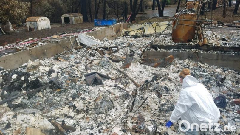 Kerstin Norten auf der Suche nach ihrem Laptop. "Mehr als verbrannte Einzelteile waren leider nicht mehr zu finden", schreibt sie an die Redaktion. Bild: Norten