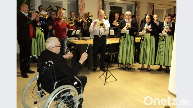 Auch mit 90 Jahren schwingt er den Taktstock: Edi Zinkl dirigiert die Fensterbacher Musikkapelle. Bild: ksi
