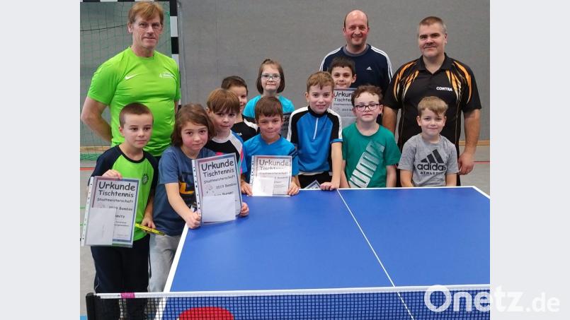 Die &quot;Bambini&quot; mit ihren Trainern Manfred Jost, Alexander Raab, Stefan Deubzer (von links). Bild: pw