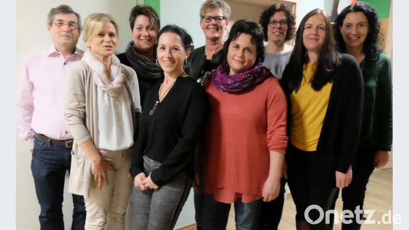 Die Leiterin der Abteilung Turnen, Michaela Heigl (Vierte von links), und Stellvertreterin Gabriele Gauder (Dritte von rechts) bedankten sich beim engagierten Übungsleiterteam (von links) Berthold Altrichter, Gaby Schlagenhaufer, Katrin Engelhardt, Andrea Kneißl, Diana Wachtel, Nicole Beck und Gabriele Attenberger jeweils mit einem Präsent. Bild: ohr