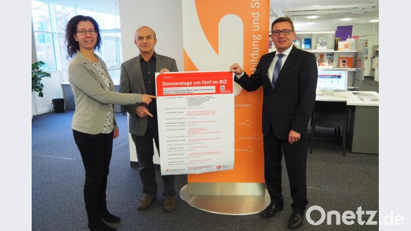 Arbeitsagenturchef Thomas Würdinger (Erster von rechts) präsentiert die neue Vortragsreihe &quot;Donnerstags um fünf im BiZ&quot; zusammen mit den Berufsberatern Heinrich Scherm und Claudia Siegler. Bild: Bühner
