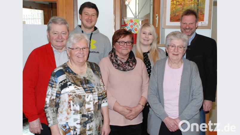 Die Gemeinde Freudenberg verabschiedet einige Mitarbeiter (von links) :Altbürgermeister Norbert Probst, Theres Grünwald, Thomas Bischof, Agnes Rumpler, Melissa Lobenhofer, Anna Schorner und Bürgermeister Alwin Märkl. Bild: sche