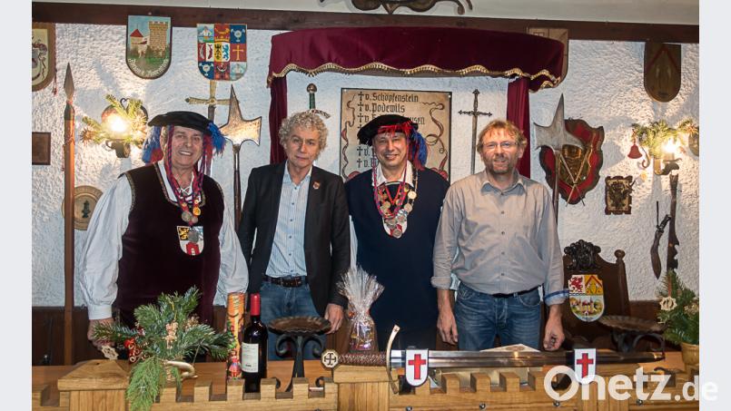 Großmeister Werner von Podewils (Ponnath, Zweiter von rechts) und sein Stellvertreter Wolf vom Seegrund (Veigl) übergaben 150 Euro an Landrat Wolfgang Lippert für die „Aktion Lichtblicke“. Er ist ebenso Gast beim Steigbügeltrunk wie zweiter Bürgermeister Hermann Schraml (rechts). Bild: hl