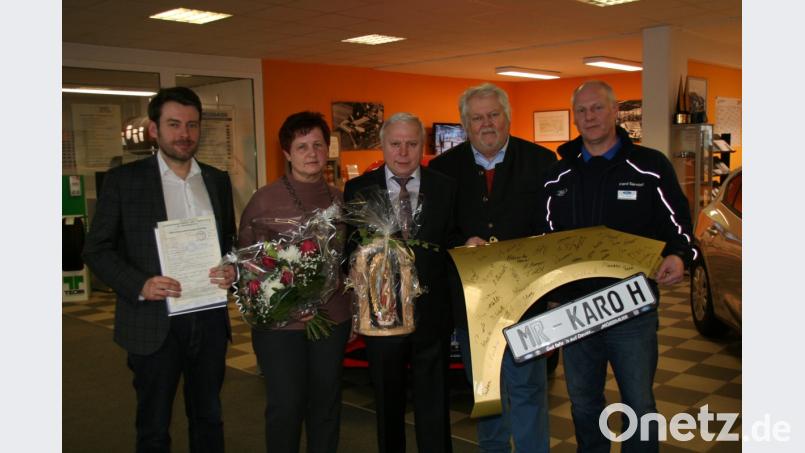 Im Mittelpunkt der Verabschiedung von Otto Busch in den Ruhestand stehen seine Leistungen für das Unternehmen auch in wirtschaftlich schwierigen Zeiten. Im Bild von links Nicolai Mössbauer, Conny und Otto Busch, Richard Mössbauer und Klaus Richter als Vertreter der Belegschaft. Bild: fpoz