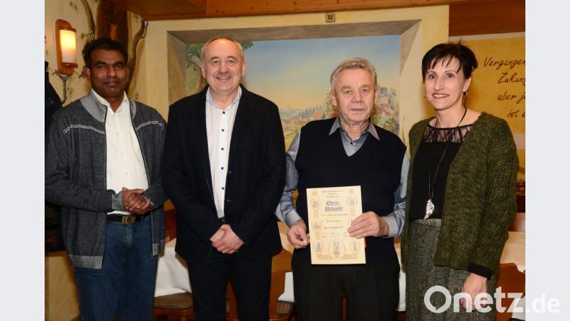 Josef Hauer (mit Urkunde) gehört seit 40 Jahren dem Katholischen Männerverein an. Dazu gab es Glückwünsche von Pfarrer Pennoraj Thamarkkan, Vorsitzendem Max Simmerl (von links) und Bürgermeisterin Tanja Schiffmann. Bild: bey